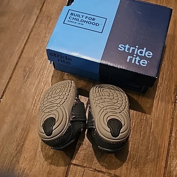 Stride rite velcro shoes - Picture 2 of 2